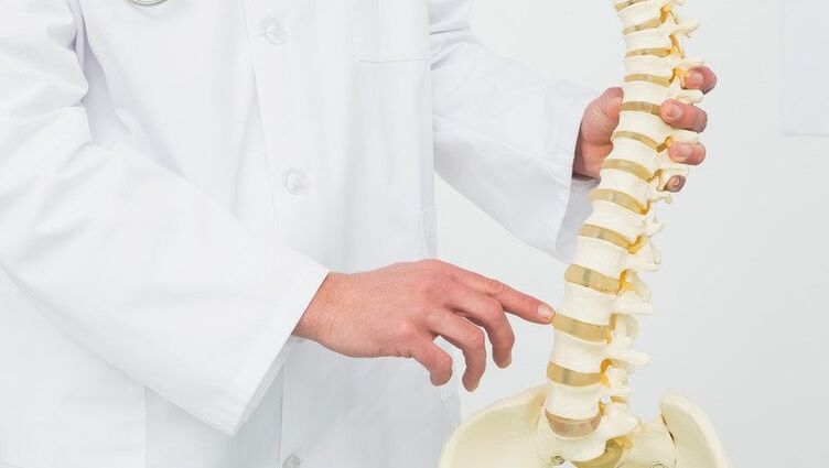 el médico demuestra el proceso de desarrollo de la osteocondrosis